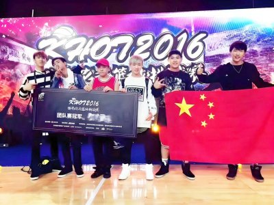 F3篮团获得2016年“khot世界花式篮球挑战赛”团体赛冠军后留影。 受访者供图