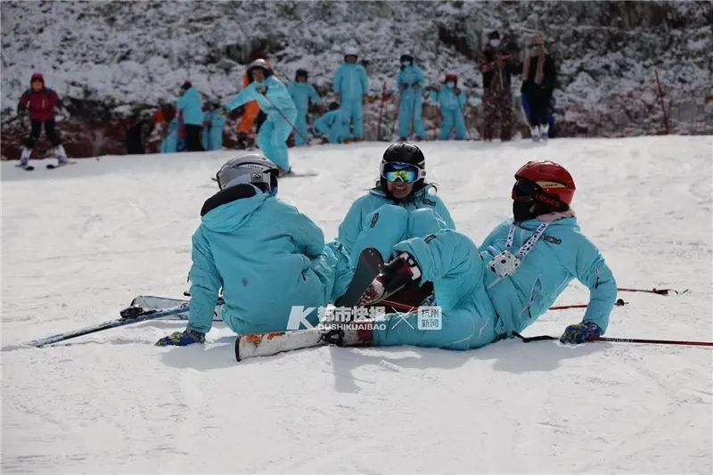 滑雪员摔跤比赛规则图片_正式滑雪员_滑雪运动员滑雪视频