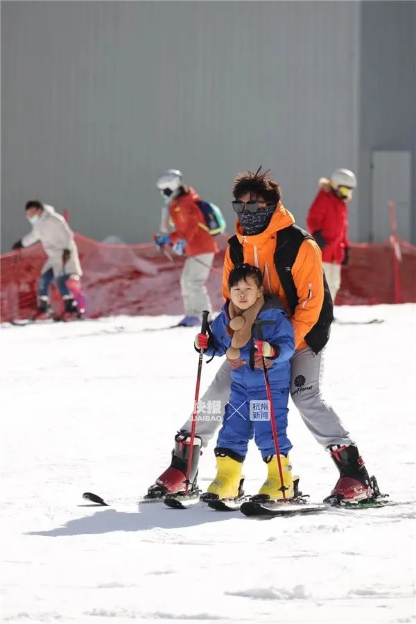 滑雪运动员滑雪视频_滑雪员摔跤比赛规则图片_正式滑雪员