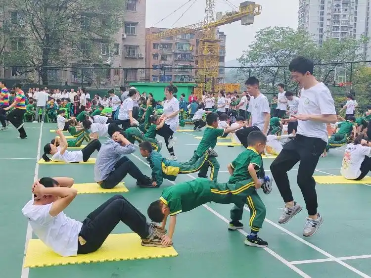 小学生亲子体育活动_小学生体操亲子活动_亲子团体操