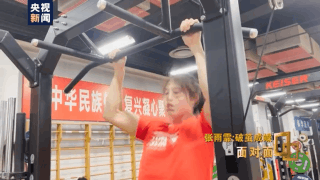 蝶泳冠军游泳教练是谁_蝶泳金牌教练视频_游泳教练冠军蝶泳是什么意思