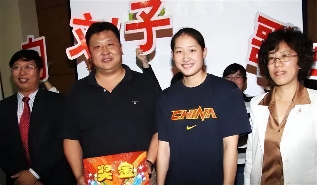 蝶泳冠军游泳教练是谁_蝶泳金牌教练视频_游泳教练冠军蝶泳是谁