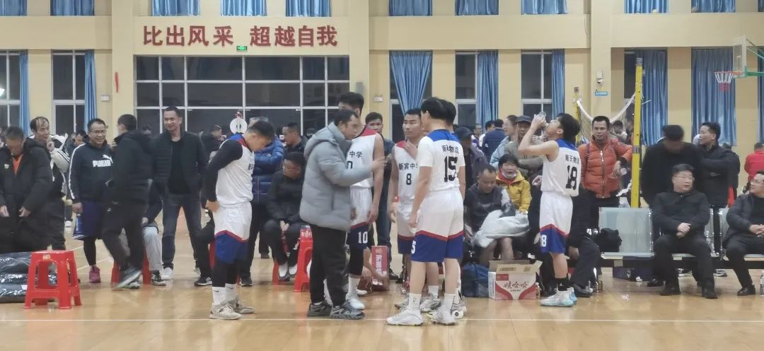 冠军篮球场_老庙中心小学篮球比赛冠军_全国篮球小学生冠军