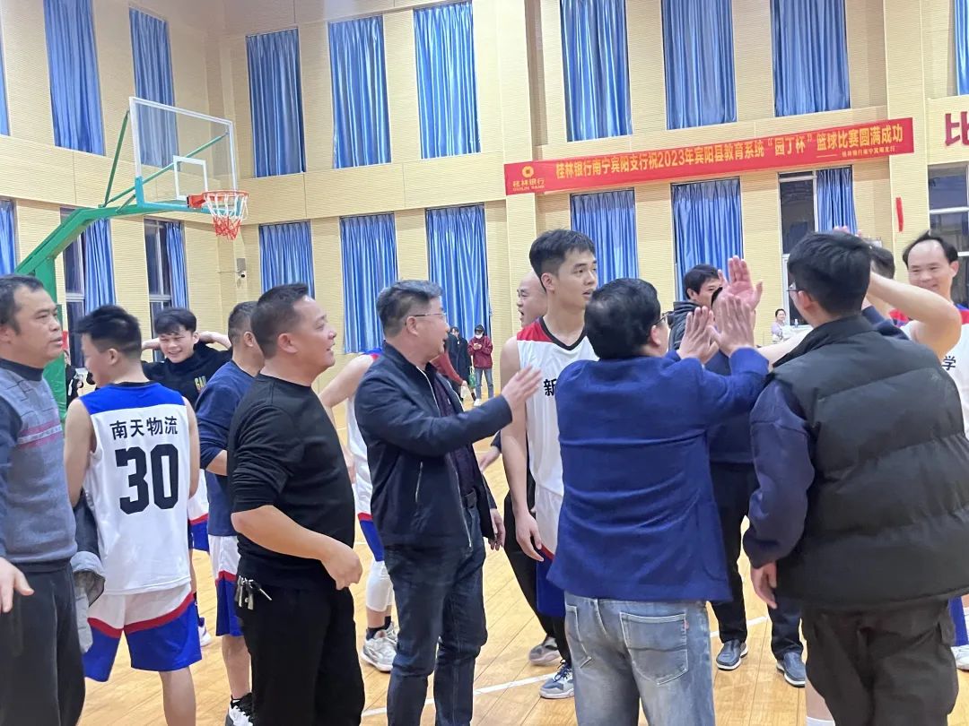 冠军篮球场_全国篮球小学生冠军_老庙中心小学篮球比赛冠军