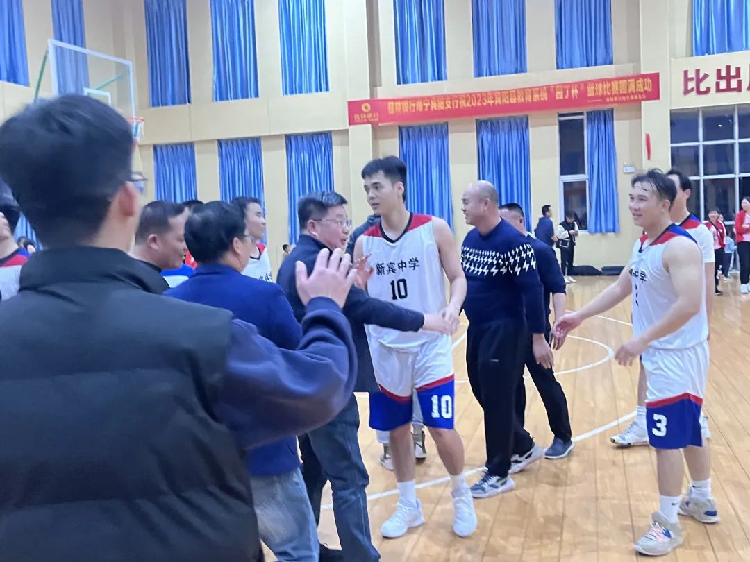 老庙中心小学篮球比赛冠军_全国篮球小学生冠军_冠军篮球场