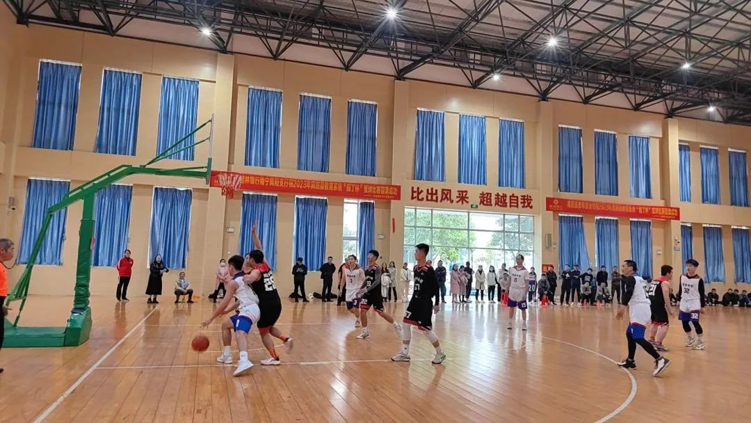 冠军篮球场_老庙中心小学篮球比赛冠军_全国篮球小学生冠军