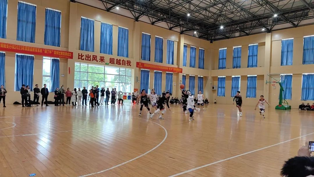 冠军篮球场_老庙中心小学篮球比赛冠军_全国篮球小学生冠军