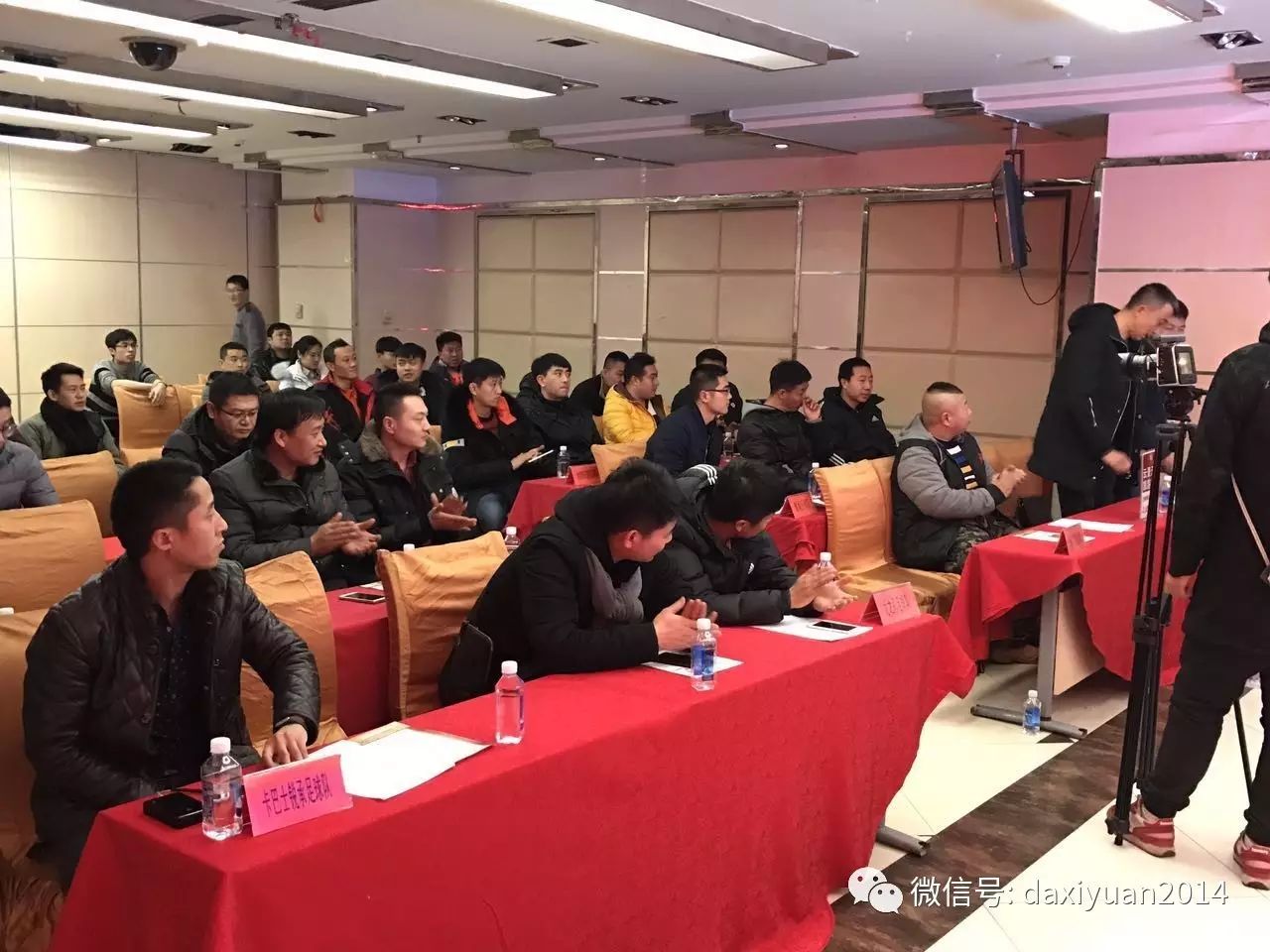 足球黄牌警告几次下场_足球比赛中黄牌警告的七种行为_足球运动员黄牌警告的规则