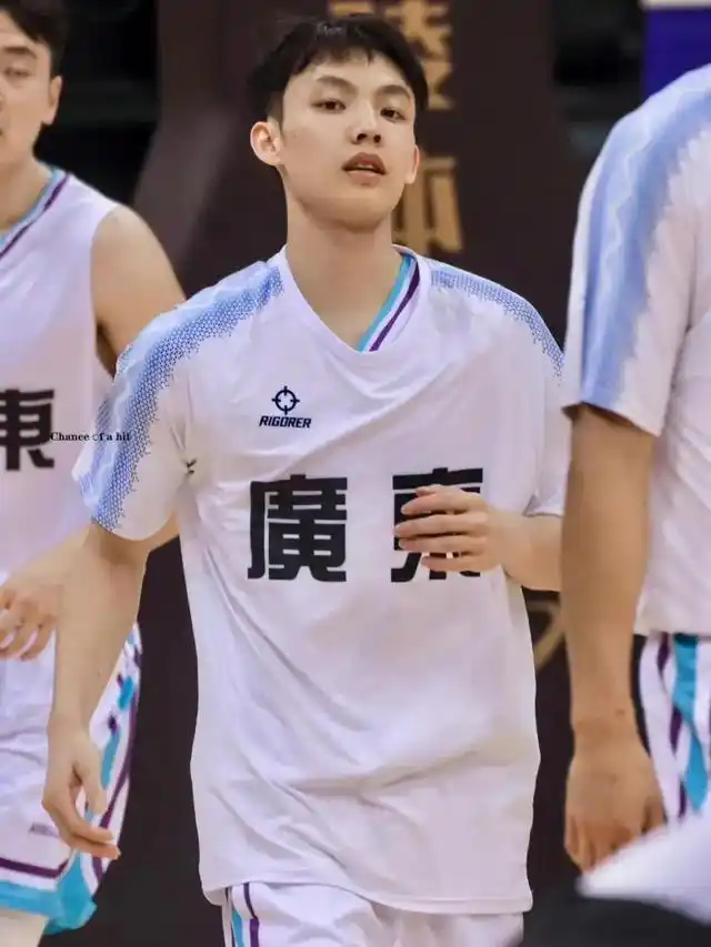 徐杰从苦练矮个子到00后夺冠:CBA总决赛逆袭成长故事